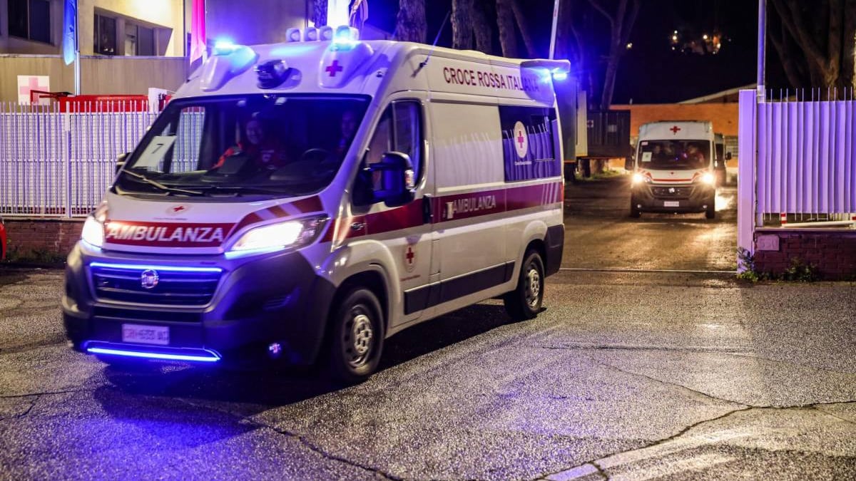 La fanno ubriacare e la stuprano in sette. "Gridavo di smettere, ma loro ridevano"