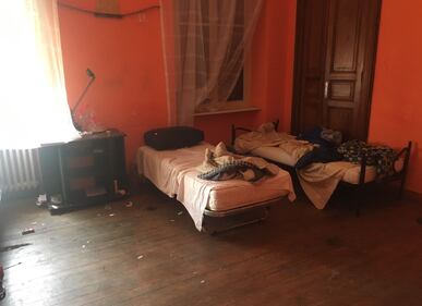 Biella, le foto dello stabile occupato dagli immigrati 8