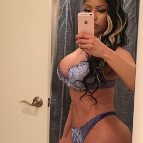 "Mutandine? E chi le porta". Foto di Nicky Minaj fa impazzire i fan 2