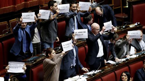 La protesta in aula dei 5 Stelle 8