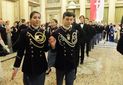 A Milano le debuttanti ballano il valzer. E c'è anche Cenerentola 44