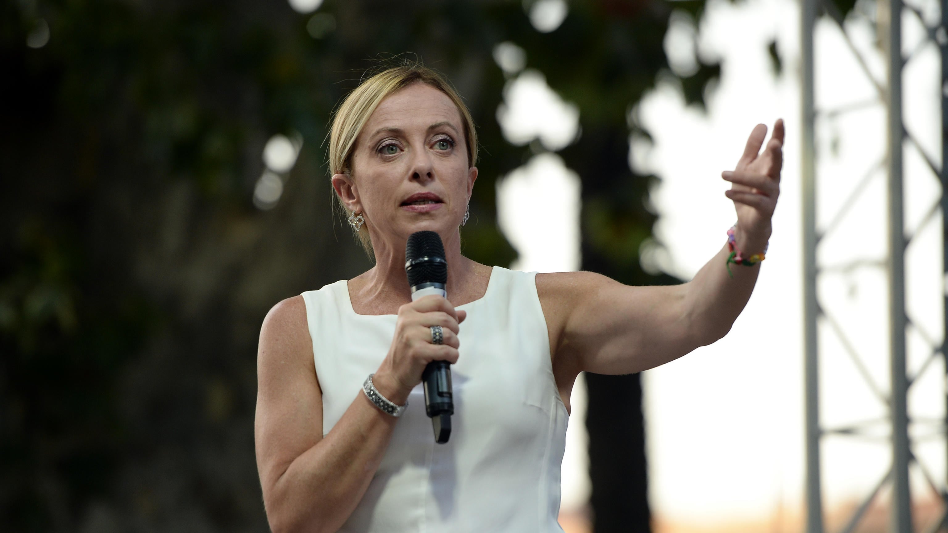 Meloni: no al reddito. Salvini: "Iva a zero su pane e latte"