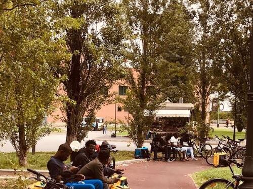 Ecco dove i riders clandestini si riuniscono (e bivaccano) a Milano