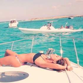 Belen Rodriguez sexy in spiaggia 59