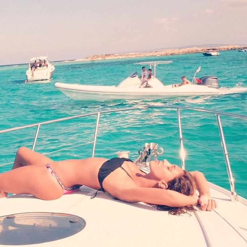 Belen Rodriguez sexy in spiaggia 59
