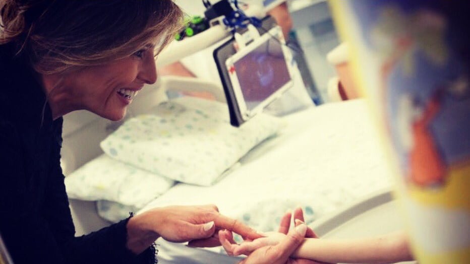 Roma, Melania Trump visita un bimbo malato e dopo poche ore arriva un cuore per il trapianto