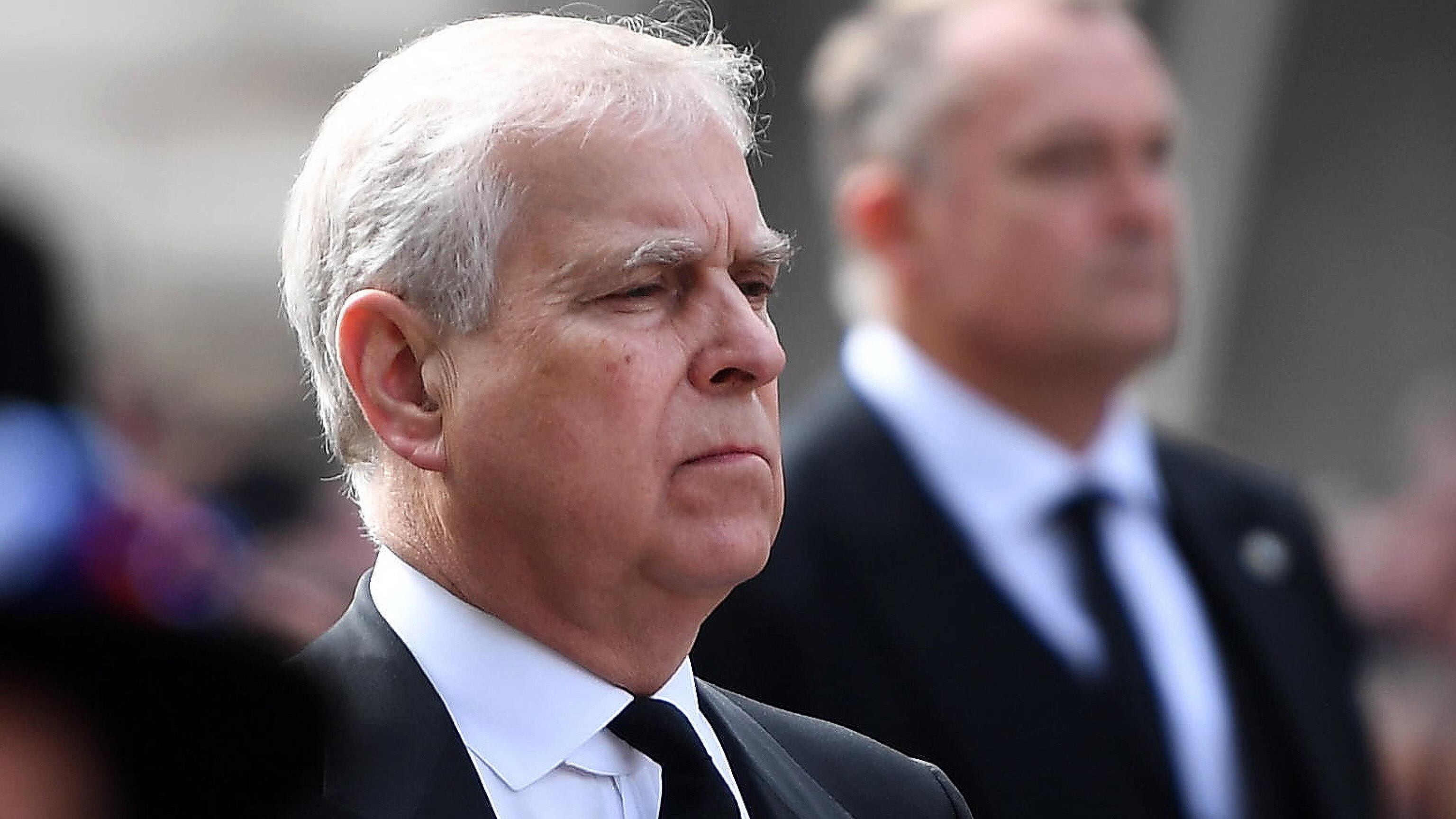“Basta soldi”. Re Carlo e la punizione al principe Andrea: rischia la casa