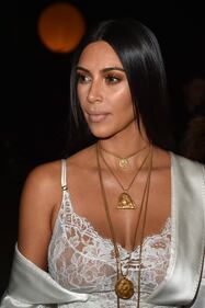Kim Kardashian, il décolleté esplosivo della diva 16