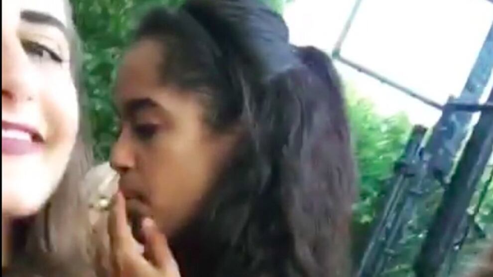 Malia Obama pizzicata mentre fuma. Come papà Barack