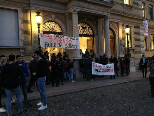 Francia, l'appello dei docenti contro le violenze dei collettivi