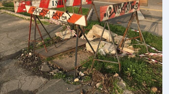 Strade ko, cartelli caos E intanto il Comune ci tartassa con le multe