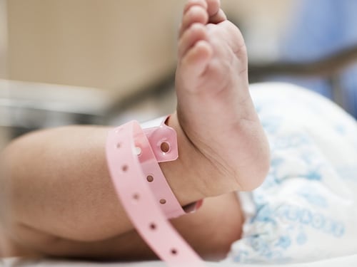 Milano, doppio cognome a bimba con due mamme