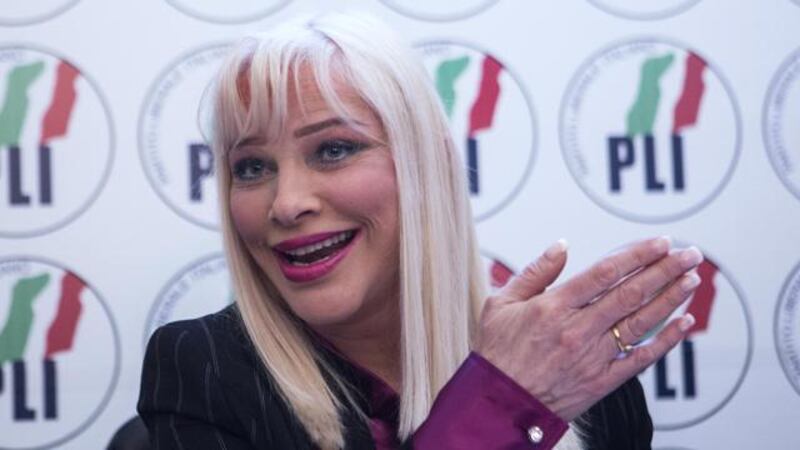 Cicciolina papabile naufraga all'Isola dei Famosi 2017 24