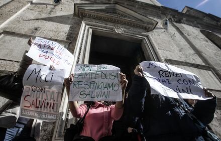 Occupano la basilica di piazza del Popolo: "Mai con Salvini" 8
