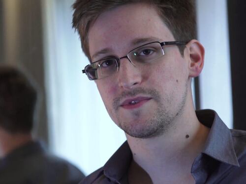 L'appello di Snowden al popolo ecuadoriano: "Fatemi entrare nel Paese". Ma è davvero lui