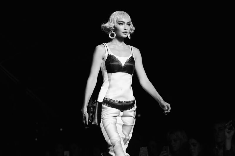 Gigi Hadid a seno nudo per Fendi 37
