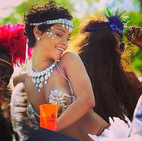 Rihanna al Carnevale delle Barbados Tutta piume e davvero pochi vestiti 2