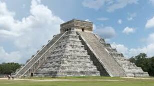 Scoperta grotta dei Maya rimasta sigillata per anni: dentro oltre 150 oggetti