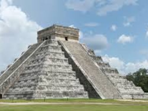 Scoperta grotta dei Maya rimasta sigillata per anni: dentro oltre 150 oggetti