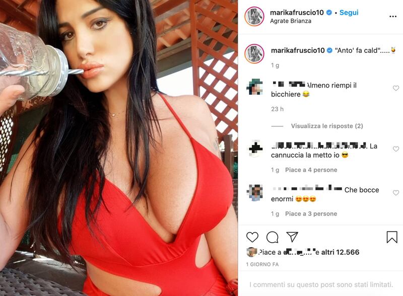 Marika Fruscio beve da un bicchiere vuoto