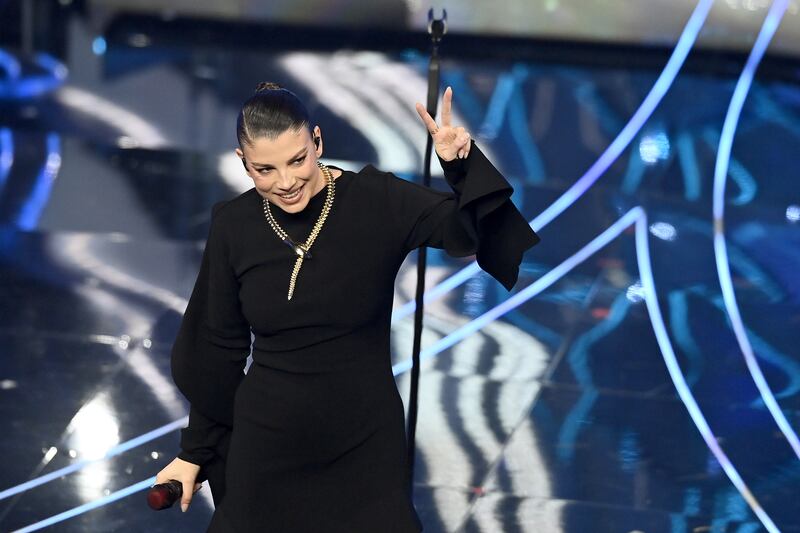 Sanremo 2024: ecco il look della seconda serata del Festival di Emma 9