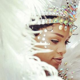 Rihanna al Carnevale delle Barbados Tutta piume e davvero pochi vestiti 12