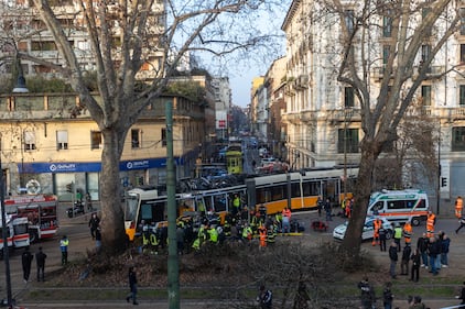 Tram deragliato, le foto dei soccorsi 11