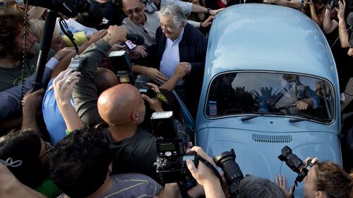Elezioni in Uruguay, Mujica a votare in Maggiolino 4