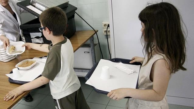 La Lega: "Mense a rischio infezione con gli immigrati in cucina"
