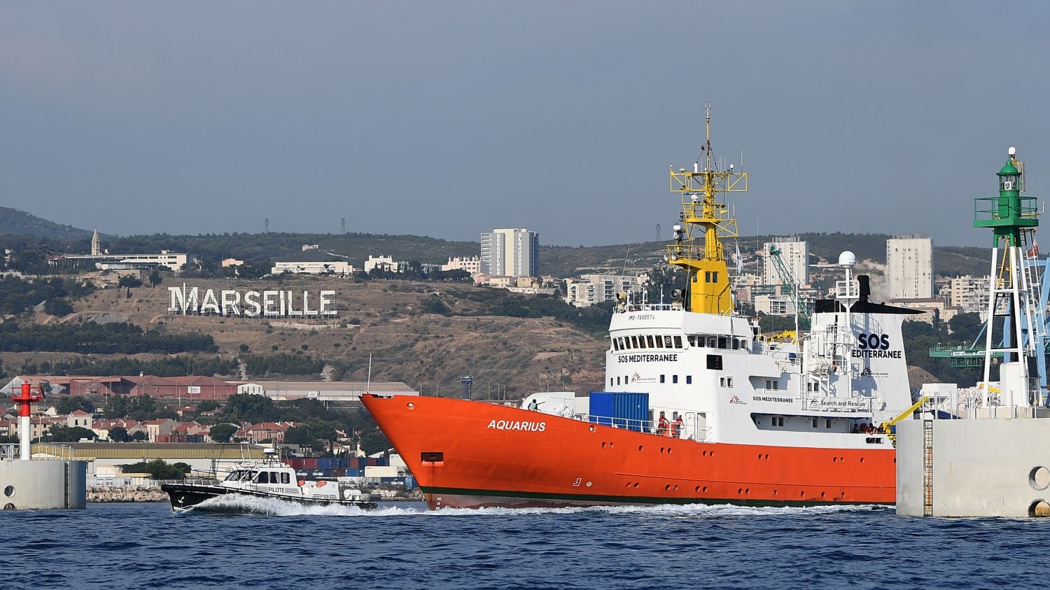 L'Aquarius si ferma, Salvini: "Meno partenze, meno morti"