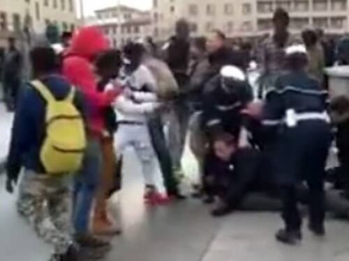 Far west a Firenze, gruppo di immigrati contro la polizia, due agenti feriti