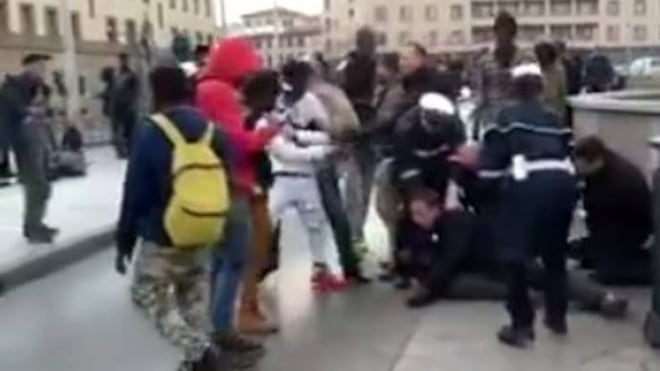 Far west a Firenze, gruppo di immigrati contro la polizia, due agenti feriti