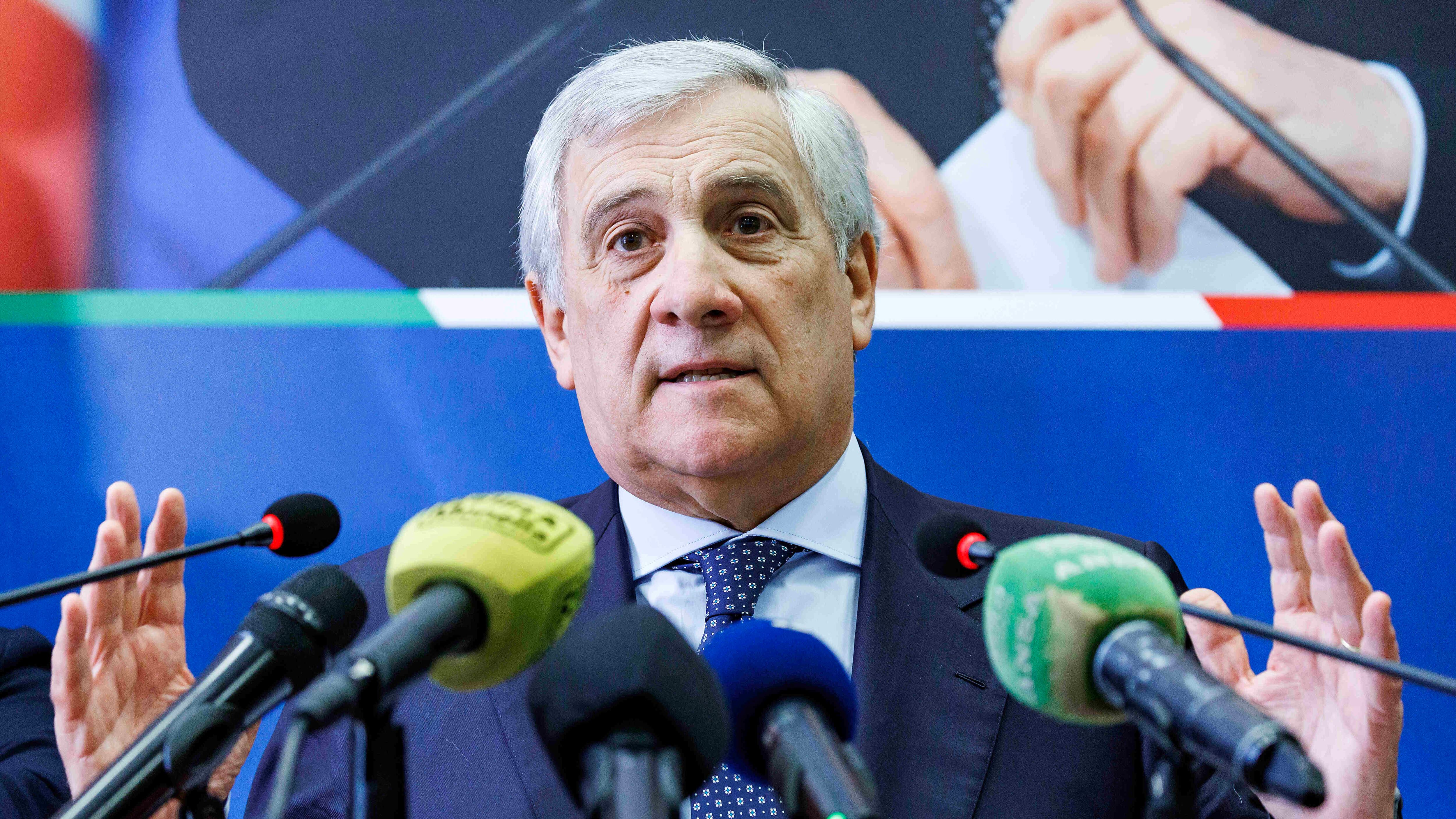 "Congresso il 23 e 24 febbraio". Tajani detta il futuro di Forza Italia