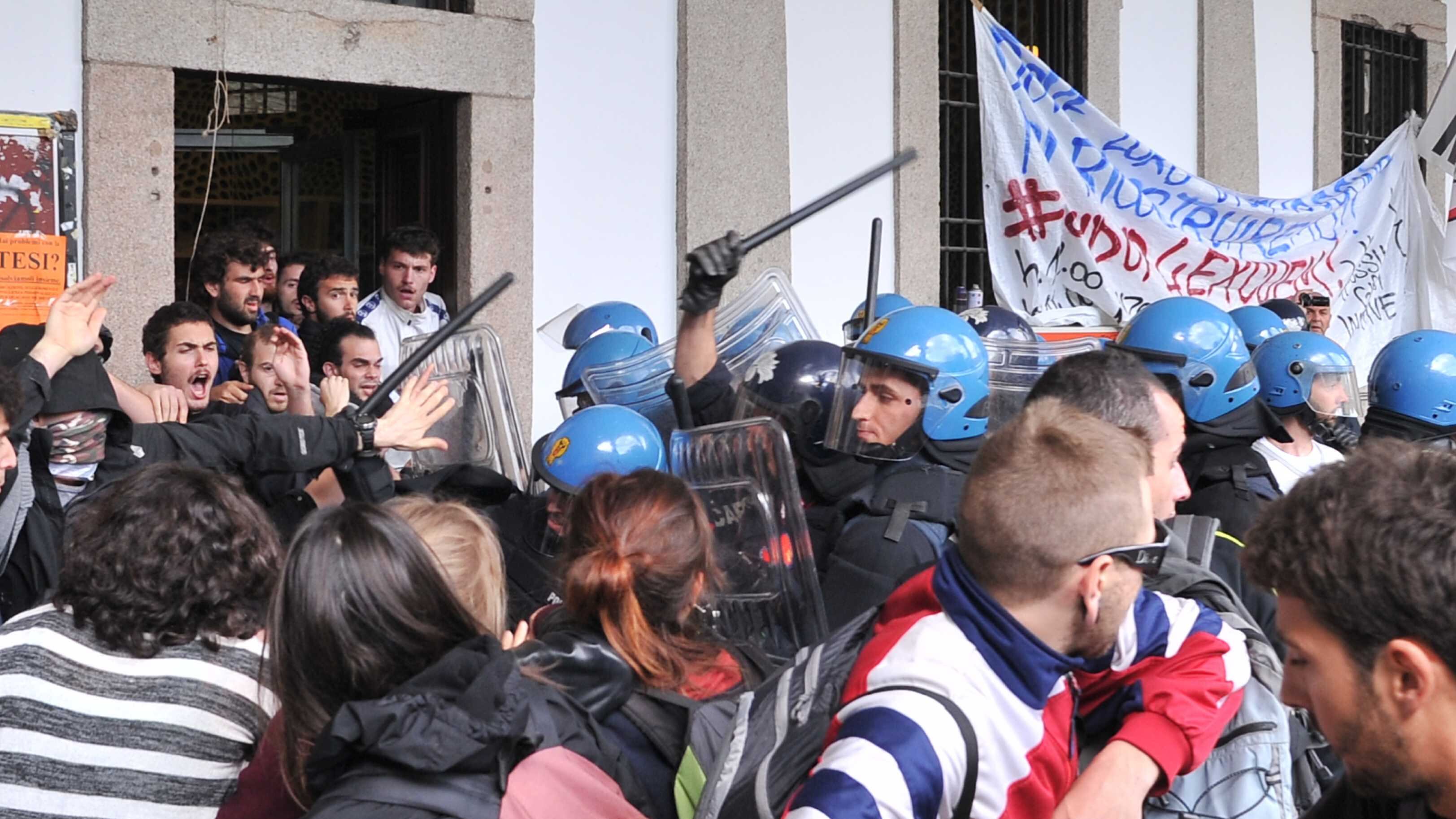 Collettivi all'attacco dopo lo sgombero, dieci feriti alla Statale