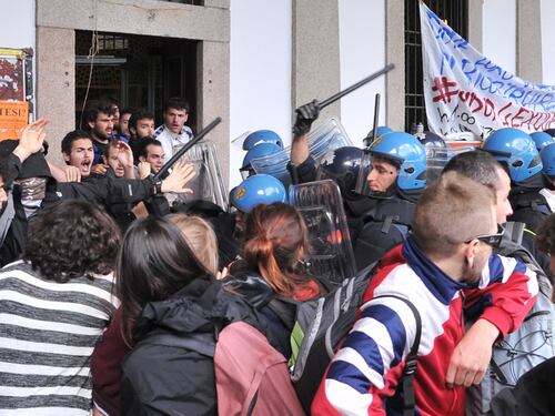 Collettivi all'attacco dopo lo sgombero, dieci feriti alla Statale