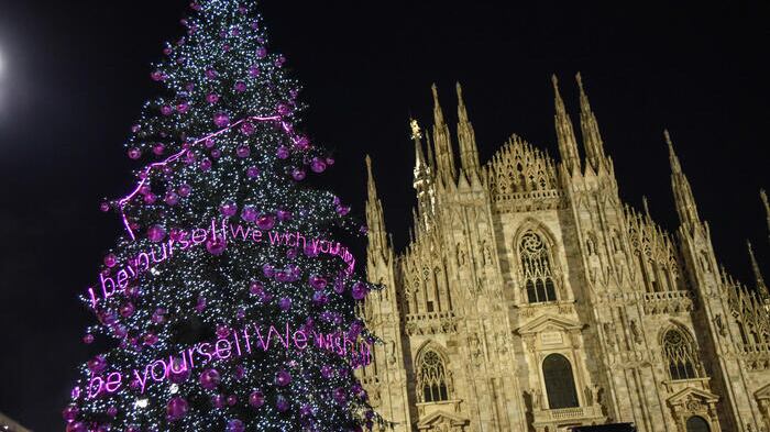 "Ci troviamo con le palle rosa...". Salvini critica l'albero di Natale di Milano