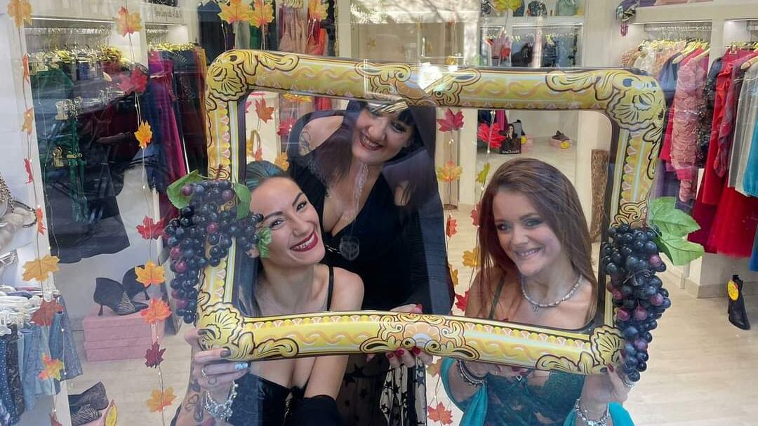 Modelle in intimo nella vetrina. La polemica: "Mercificazione del corpo"