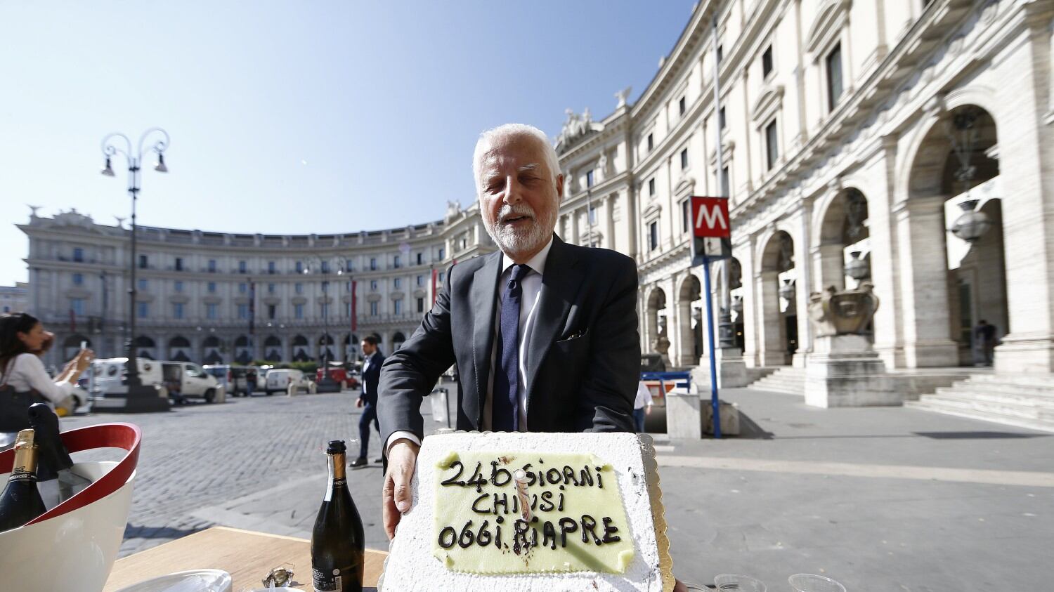 Repubblica, riapertura fra le polemiche: i commercianti offrono torta e prosecco