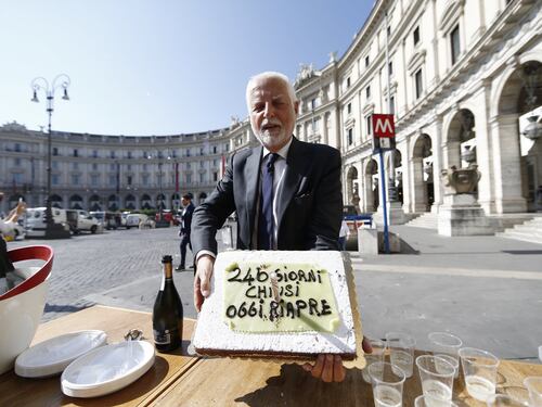 Repubblica, riapertura fra le polemiche: i commercianti offrono torta e prosecco