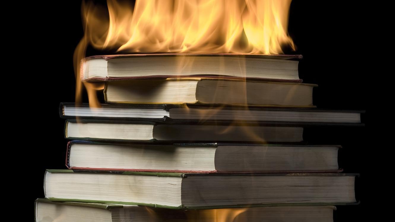 Bruciare libri scomodi Un vizio del potere antico quanto Roma