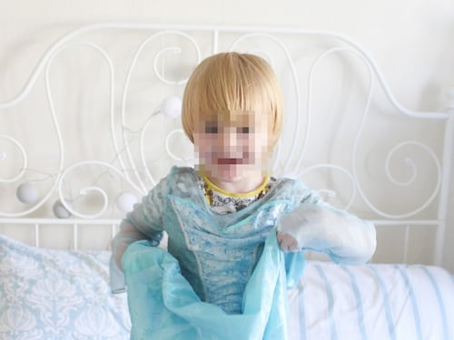 "Vietano al bimbo di vestirsi da principessa": Disneyland Paris nella bufera