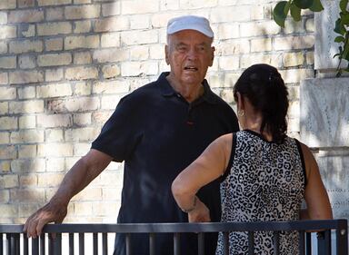 Priebke a spasso per Roma con la badante e la scorta 15