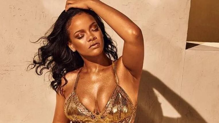 Rihanna sexy su Instagram lancia la sua linea beauty in stile Golden Eye