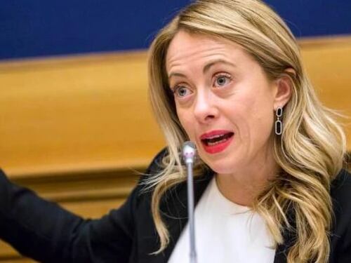 Travaglio teme l'ascesa di FdI e inizia ad insultare la Meloni