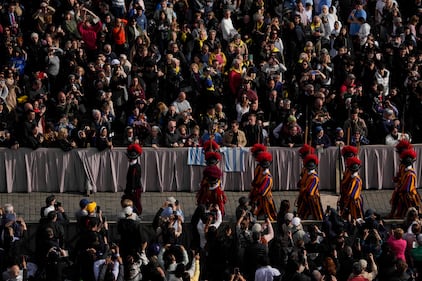 La folla a Piazza San Pietro per rendere omaggio alla salma di Papa Francesco 10
