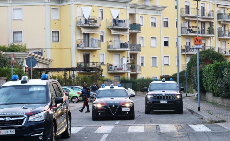 Padre si barrica in casa con il figlio piccolo 6
