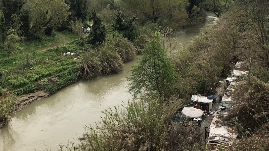 Baraccopoli sull'Aniene, muore un rom. Quell'inutile bonifica degli insediamenti abusivi