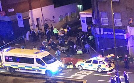 Londra, fuori dalla moschea dopo l'attacco 1