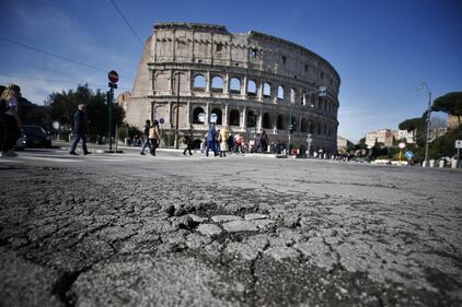 Gli interventi dei vigili urbani per chiudere le buche sulle strade della Capitale 7