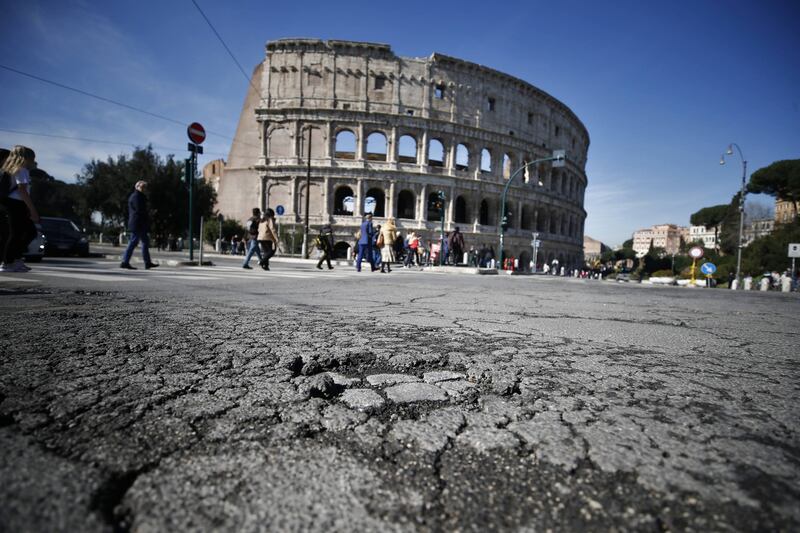 Gli interventi dei vigili urbani per chiudere le buche sulle strade della Capitale 7